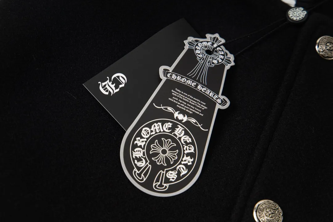P380 Model No. Y611 Chrome Hearts Fw25 Chrome Hearts Horseshoe Cross Baseball Jacket Same style for men and women. New product is hotly shipped. The original customized woolen fabric has a little thickness. The upper body is still very good in early spring weather. Imported spliced pu leather sleeves. The original mold is made while the leather is delicate. The chest and back are super heavy-duty design. Exclusive customized cross metal decoration. Customized loose fit. Both men and women are very handsome. All details respect the original version. Mold customization of distressed cross snaps with incomparable distressed texture SIZE:M-XXL